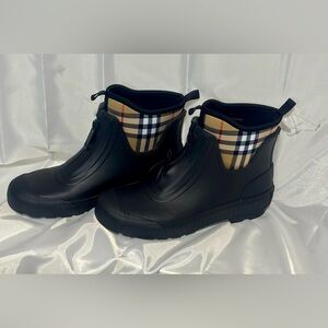 BURBERRY FLINTON BLACK RUBBER BEIGE CHECK SOCK LOGO ANKLE RAIN BOOTS NWOT​